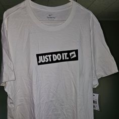 Upgrade Your Wardrobe With This Stylish Nike T-Shirt Featuring The Famous "Just Do It" Slogan. The Shirt Is Made Of High-Quality Fabric And Comes In A Classic White Color With Short Sleeves, Perfect For The Summer Season. It Is Available In Size 2xl And Has A Regular Fit, Making It Suitable For Most Body Types. This Shirt Is A Must-Have For Any Nike Fan And Is Guaranteed To Make A Statement Wherever You Go. Nike White T-shirt With Letter Print, Nike Graphic Tee With Text Print, Nike Short Sleeve T-shirt With Graphic Design, Nike Text Print T-shirt For Streetwear, White Nike T-shirt With Text Print, Nike Short Sleeve T-shirt With Branding, Nike Sportswear T-shirt With Graphic Print, Nike Gray T-shirt With Logo Print, Gingham Jacket