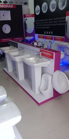 there are many toilets and sinks on display