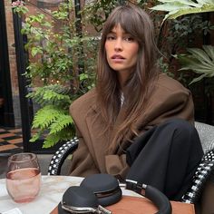 french bangs, wispy subtle bangs, subtle bangs, soft wispy bangs, wispy bangs round face, Alison Toby, Hair With Bangs Short, Aw 2024, Dress Like A Parisian, Hair 2024, Nigella Lawson, Hair Envy