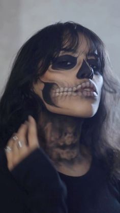 Skeleton Makeup On Black Woman, Skeleton Jaw Makeup, Skeleton Female Costume, Halloween Costumes With Face Makeup, Skeleton Makeup Photoshoot, Face Paint Ideas For Halloween Women, Skeleton Costume Women Ideas, Skeleton Mask Makeup, Skeleton Makeup Hand