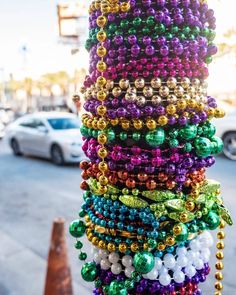 a bunch of beads that are hanging from a pole