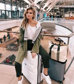 Travel Style Airport, Travel Fashion Airport, Travel Airport, Travel Outfit Plane, Winter Travel Outfit, Outfit For Travel, Travel Clothes