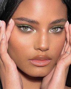 Editorial Make-up, Maquillage On Fleek, Mekap Mata, Gold Flake, Smink Inspiration, Green Makeup, Beauty Make-up, Makeup Eye Looks, Makeup Hacks