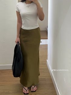 Brown Skirt Outfit, Basic Ootd, Long Brown Skirt, Satin Skirt Outfit, Money Outfit, Casual Work Outfits Women, Mommy Outfits, Timeless Basics