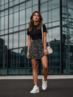 Casual Skirt And Sneakers Outfit, Short Black And White Skirt Outfit, Casual Summer Outfits Skirt, Cute Club Outfits With Sneakers, Cute Outfits With Short Skirts, Styling A Tennis Dress, Summer Outfits With White Sneakers, Spring Outfits Floral, How To Style A Short Skirt