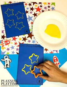 Counting Activities for Preschool - Count and Stamp Stars Craft for preschool space theme #spacetheme #preschoolworksheets #preschoolactivities #preschoolprintables #planningplaytime #countingactivities Space Theme Preschool Activities, Preschool Space Theme, Space Learning, Space Preschool, Reading Comprehension Kindergarten, Preschool Units, Preschool Planning, Moon Crafts