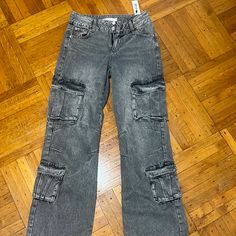 Size 5 Brand New Never Worn Gray Straight Leg Jeans With Side Pockets, Trendy Gray Wide Leg Cargo Jeans, Gray Cargo Jeans With Pockets For Fall, Gray Straight Leg Cargo Jeans, Trendy Gray Jeans With Pockets, Trendy Mid-rise Gray Pants, Trendy Gray Jeans, Gray High Rise Bottoms With Cargo Pockets, High Rise Gray Bottoms With Cargo Pockets