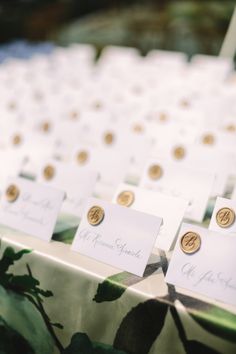 there are many place cards on the table