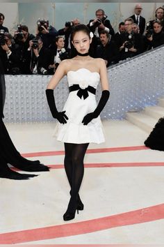 Jennie Chanel Aesthetic, Low Rise Skirt Outfit, Jennie Fashion, Classic Gown, Aesthetic Jennie, Model Off Duty Outfits, Mika Kagehira, Chanel Aesthetic, Met Gala Outfits