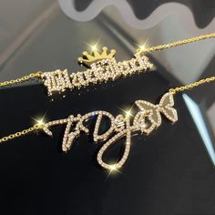 Big Diamond Name Necklace, Script Diamond Name Necklace, Handwritten Name Necklace Gold, Personalized Bling Name Necklace, Iced Out Jewelry . . . . . . . . . . . . . . . . . . . . . . . . . . . . . . . . .  * Product Description ♡ :  Introducing the Big Diamond Name Necklace, a captivating and dazzling piece of jewelry that celebrates the wearer's unique identity. This extraordinary necklace combines the allure of sparkling diamonds and crystals with a personalized nameplate design, creating a s Customized Name Necklace Pendant, Customizable Pendant Name Necklace For Jewelry Making, Nameplate Design, Diamond Name Necklace, Iced Out, Iced Out Jewelry, Extra Long Necklace, Name Necklace Gold, Big Diamond