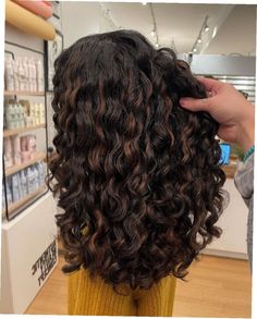 25 Vibrant Curly Hair Color Ideas for a Stunning Makeover Hair Chestnut Brown, Brown Hair Curly, Auburn Brown Hair, Highlights Curly, Natural Curly Hair Cuts, Highlights Curly Hair