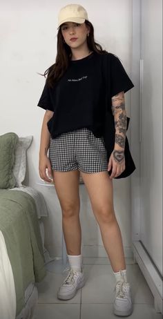 Edgy Shorts Outfit, Eccentric Style Outfits, Mid Size Edgy Outfits, Brooklyn Fashion Street Style, Summer Outfit Alternative, Casual Alternative Outfits Summer, Casual Grunge Outfits Summer, Soft Grunge Outfits Summer, Medium Size Outfits