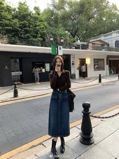 Long Denim Skirt Inspo Outfit, Cardigan And Denim Skirt Outfit, Long Jean Skirt Outfits Korean, Korean Denim Skirt Outfit Ideas, Maxi Skirt Outfit Korean, Denim Skirt Outfit Korean, Long Denim Skirt Outfit Korean, Denim Long Skirt Outfit Ideas, Long Blue Skirt Outfit