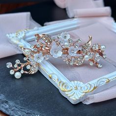 Elevate your bridal look with our Stunning Romantic Wedding Hair Clip, a breathtaking accessory adorned with delicate flowers, shimmering pearls, and dazzling crystals. Meticulously crafted to perfection, this hairpiece measures approximately 3.5 by 1.5 inches and is available in three timeless colors: gold, silver, and rose gold. Designed for brides and bridesmaids, this versatile hair clip exudes an air of sophistication, making it an ideal choice not just for weddings, but also for proms, par Rose Gold Hair Clip, Gold Hair Clip, Pearl Wedding Hair, Flower Hair Piece, Flower Hair Accessories Wedding, Wedding Barrettes, Flower Hair Pieces, Romantic Wedding Hair, Gold Hair Clips