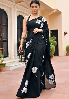 Flower Print Saree Blouse Design, Black Saree Painting Designs, Hand Painted Black Saree, Block Print Saree Designs, Batik Saree Designs, Black Saree Aesthetic