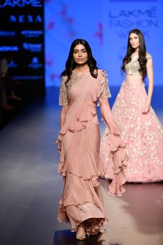 Ruffel Sarees, Gorgeous Lehengas, Saree Trending, Shaadi Dresses, Drape Dresses, Indian Dress Up, Fashion Week Winter, Sarees For Girls, Saree Wearing Styles