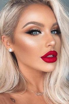 Red Lipstick Makeup Blonde, Winter Eye Makeup, Red Eyeshadow Look, Rosa Make-up, Red Lipstick Looks, Lipstick Looks, Makeup Looks For Green Eyes