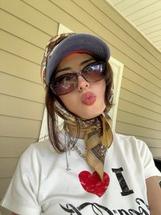 #fashion/ #cap and #bandana /#rihanna #style /#haileybieber #inspo/ #2024trends Bandana And Hat Combo, Rihanna Bandana, How To Style Bandana, How To Style A Bandana, Face Pictures Ideas, Bandana Outfit Aesthetic, Outfit With Bandana