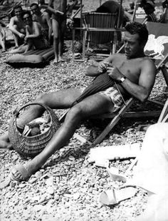 Ugo Tognazzi ( Italian film, TV, and theatre actor, director, and screenwriter) knitting on the beach Italian Film, Theatre Actor, Knit Men, Film Tv, Men's Knit, Knit Or Crochet