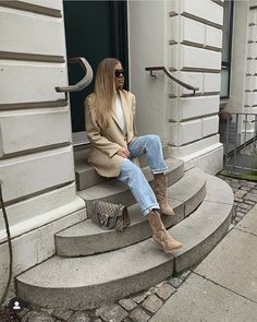 Beige Moccasins Outfit, Office Cowgirl Outfit, Beige Cowgirl Boots Outfit, Cowboy Boots Outfit Work, Botines Cowboy Outfit