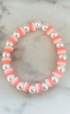 Preppy Brackets To Make, Braclet Ideas Clay Bead Words, Cute Brackets To Make, Preppy Bead Bracelet Ideas, Inspo For Clay Bead Bracelets, Bracket Clay Bead Ideas, Cute Things To Put On A Bracelet, Bracelet Designs Clay Beads, Diy Clay Beads Bracelet