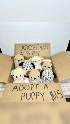 An adorable idea to display crochet dogs or cats for your next market! Crochet Dogs, Pocket Pals, Crochet Puppy, Crochet Plushies, Pocket Pal, Booth Displays, Craft Booth Displays, Market Display, Market Displays