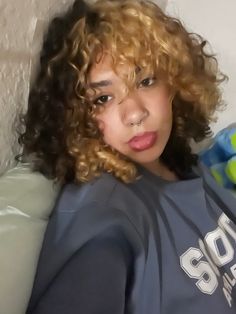 Me lo corte😋 Blonde Streaks Curly Hair, Bleach Curly Hair, Blonde And Brown Curly Hair, Colored Curly Hair Ideas, Blonde Patch Curly Hair, Curly Hair Money Piece, Bleached Curly Hair, Raccoon Hair, Mixed Beauty