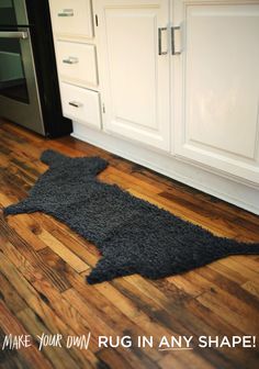 a black rug on the floor in front of white cabinets and cupboards with text that reads diy tapete