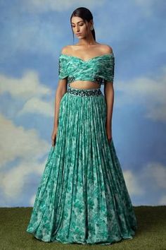 14 Versatile Crop Tops Outfit Ideas for Day to Night Looks Indian Skirt And Top, Ethnic Crop Top, Lehenga Top, Crop Top And Skirt Set, Simple Frock Design, Indian Sari Dress