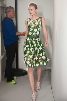 OSCAR DE LA RENTA RESORT 2013 - PHOTO BY www.nathankraxberger.com Garden Dress, Couture Designers, Floral Fashion, Girly Fashion, Party Fashion, Fashion Prints, Green Dress, Pretty Dresses