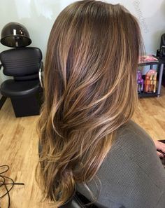 Die schönsten Haarfarben und Schnitte für braunes HaarVon Schokobraun über Ombre. Partial Highlights Straight Hair, Lived In Highlights Brunette, Highlight Ideas, Brown Hair Inspo