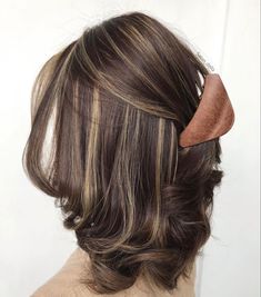 Brown Highlighted Hair Short, Wavy Short Hair With Highlights, Simple Highlights For Brown Hair, Hair Colors Brown, Short Hair With Highlights, Wedding Hair Looks, Chocolate Brown Hair Color Ideas, Short Hair Brown, Sleek Short Hair