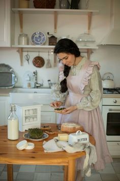 Traditional Wife Outfits, Homesteading Outfits, Tradwives Outfits, Housewife Aesthetic Dress, Hannah Neeleman, Trad Wife Aesthetic Outfits, House Wife Outfits, Trad Wife Outfit, House Wife Aesthetic