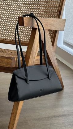 FREJA NEW YORK on Instagram: "no New York fall look is complete without our signature Caroline Bag in black and that’s a fact! forever friday freja favorite @janneltherese ✨ #frejanewyork #frejanyc #everydaybag #newyorkstyle #newyorkoutfits #newyorkfashion #newyorkootd #veganleather #everydaypurse #handbag #purseblog #veganleather" Freja Handbag, Freja Caroline Bag, Freja New York Bag, Handbag Wardrobe, Freja New York, Freja Bag, Black Work Bag, Black Purse, Leather Bag Design