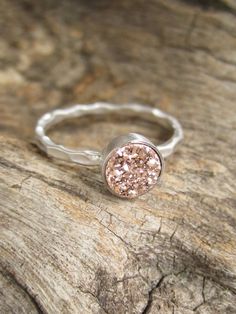 Tiny Rose Gold Druzy Ring Titanium Drusy Quartz door julianneblumlo Gem Rings Stones, Rings Stones, Gem Rings, Rings Minimalist, Hammered Silver Ring, Hammered Ring, Titanium Ring, Hammered Band, Druzy Quartz