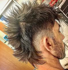 Mohican Haircut, Fohawk Haircut Fade, Short Sides Haircut, Short Hair Tomboy, Hairstyles Aesthetic, Hair Upstyles