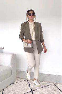 Khaki Blazer Outfit, Khaki Green Blazer, Long Flight Outfit, Green Blazer Outfit, Khakis Outfit, Blazer Verde, Flight Outfit