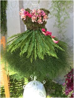 a bunch of flowers that are on top of some plants