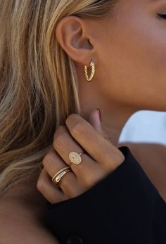 Gold Jewelry Aesthetic, Jewelry Product Shots, Dainty Gold Jewelry, Jewellery Photography, Jewelry Photoshoot, Gold Jewelry Earrings, Gold Jewelry Simple