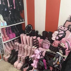 Pink Goth Room, Pink Alternative Fashion, Creepy Cute Fashion, Mcbling Fashion, Demonia Boots, Pink Goth, Demonia Shoes