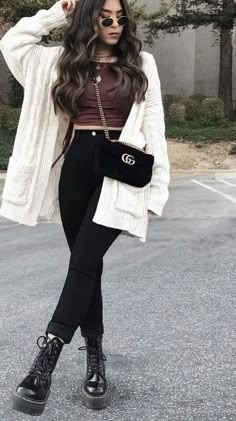 Cute Cardigan Outfits, Outfit Botas, Collage Outfits, Elegante Casual, Cardigan Outfits, Beauty And Fashion, Winter Fashion Outfits, Looks Vintage