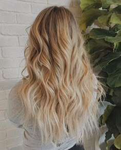 Hair Curl Inspiration, Curled Extensions Hairstyles, Simple Loose Curls Hair Styles, Beach Curled Hair, Senior Picture Hairstyles Curls, Aesthetic Curled Hair, Soft Beach Curls