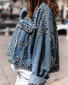 Diy Denim Jacket, Embellished Denim Jacket, Blazer Casual, Denim Outfits, Diy Jacket, Denim On Denim, Lapel Jacket, Embellished Denim, Denim Diy