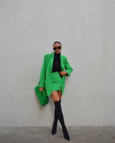 Minimal Streetwear, Vibrant Outfits, Mini Skirt Style, Mini Office, Long Sleeve Swimwear, Green Mini Skirt, Office Skirt, Trench Coats Women