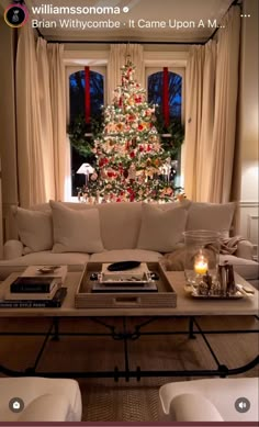 Old Home Christmas Decor, Ralph Lauren Christmas Tree Ideas, Small Sitting Room With Fireplace, Traditional Apartment Decor, The Holiday Movie Aesthetic, Classic Traditional Christmas Decor, Christmas Decor Ideas For Living Room, Classic Christmas Decor Ideas, Old Money Christmas