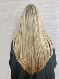 Haircuts Long Blonde Hair, Long Straight Blonde Hair, Ombre Hair Color For Brunettes, Messy Bun Hairstyle, V Cut Hair, V Shape Hair, Color Rubio, Extension Hair, Silky Smooth Hair