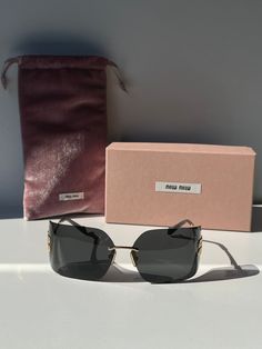 Nuevas gafas de sol Miu Miu MU 54YS de metal dorado.

 Con lente gris oscuro con MIU MIU dorado en los laterales. 



 Viene con caja Miu Miu, estuche, bolsa de terciopelo y tarjetas.

 Venta al por menor $610. Men's Eyeglasses, Metal Sunglasses, Velvet Pouch, Grey Lenses, Seychelles, Equatorial Guinea, Guinea Bissau, Mozambique, Papua New Guinea