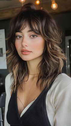 25 Hairstyles for Round Faces to Slim and Shine Medium Shaggy Hairstyles, Long Shag, Flattering Hairstyles, Short Shag Haircuts, Shaggy Short Hair, Bangs For Round Face, Edgy Haircuts, Short Bangs, Round Face Shape