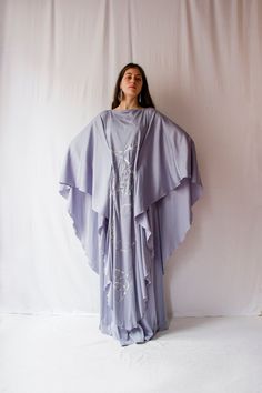 Please zoom on pictures for full resolution :) Hello, This is a stunning vintage 1970's Jean Varon Dress. A delightful caftan layered jersey dress with angel style sleeves/cape embellished with sequined birds and swirls. Such a collectible and iconic piece with a romantic bohemian feel! Features 2 layers, the inner dress has pockets. -Brand: Jean Varon Made in England -Size : tagged as a size UK 10 but please refer to measurements -Fabric : poly jersey -Condition: Very good, the fabric has a sna 1970s Jeans, Beaded Bird, Goddess Outfit, Maxi Dress Vintage, Star Wars Fashion, Leg Of Mutton Sleeve, Feminine Wardrobe, Drape Maxi Dress, Vintage Maxi Dress