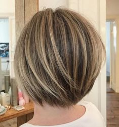 Short Layered Bob With Subtle Balayage Straight Chin Length Bob, Fine Hair With Layers, Bobs For Fine Hair, Straight Bobs, Trendy Bob, Haircut For Fine Hair, Short Hairstyles Fine, Layered Bob Short, Fine Straight Hair